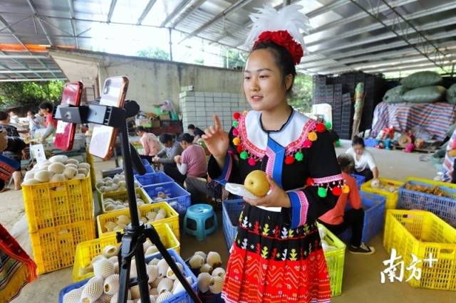 身著當(dāng)?shù)靥厣褡宸椀木W(wǎng)紅正在進(jìn)行帶貨直播。梁素雅 攝