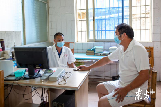 山塘醫(yī)院醫(yī)生張建忠為老李進(jìn)行復(fù)診。