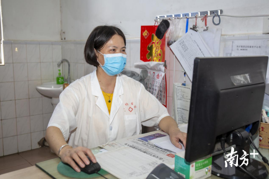 長(zhǎng)期從事基層醫(yī)療工作的成志芳。