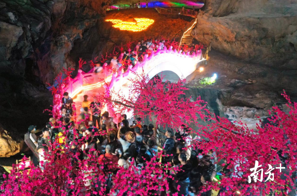 眾多游客到連州地下河的鵲橋體驗游玩。