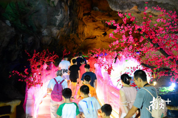 鵲橋布置好3天時間，已有1萬多名游客來游玩體驗。