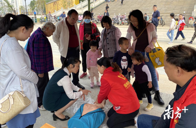 急救知識示范普及。