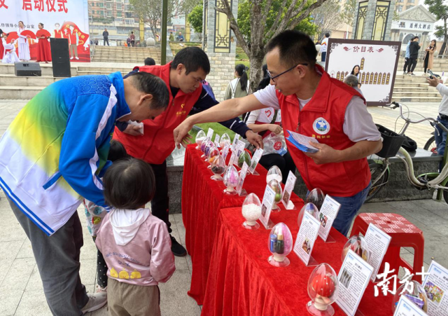 志愿者向群眾講解辨別毒品知識。