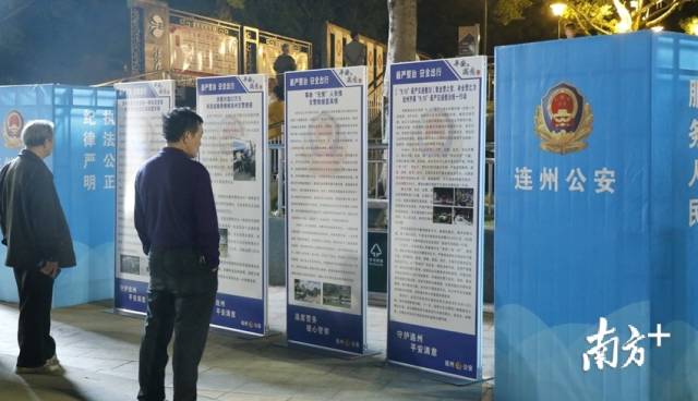 群眾觀看宣傳展板。段燦 攝