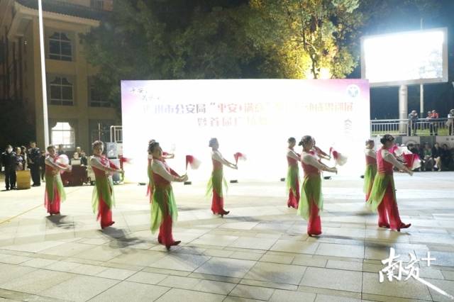 巡展特別增加了廣場(chǎng)舞表演賽內(nèi)容，吸引了近50支隊(duì)伍參加。段燦 攝