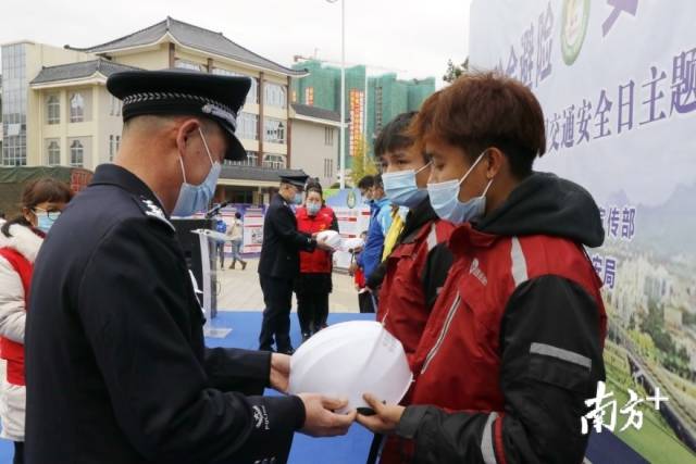 活動現(xiàn)場還為快遞行業(yè)代表贈送了有著安全保障的頭盔。段燦 攝