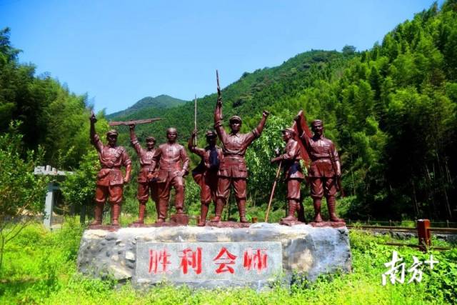 紅色雕塑。