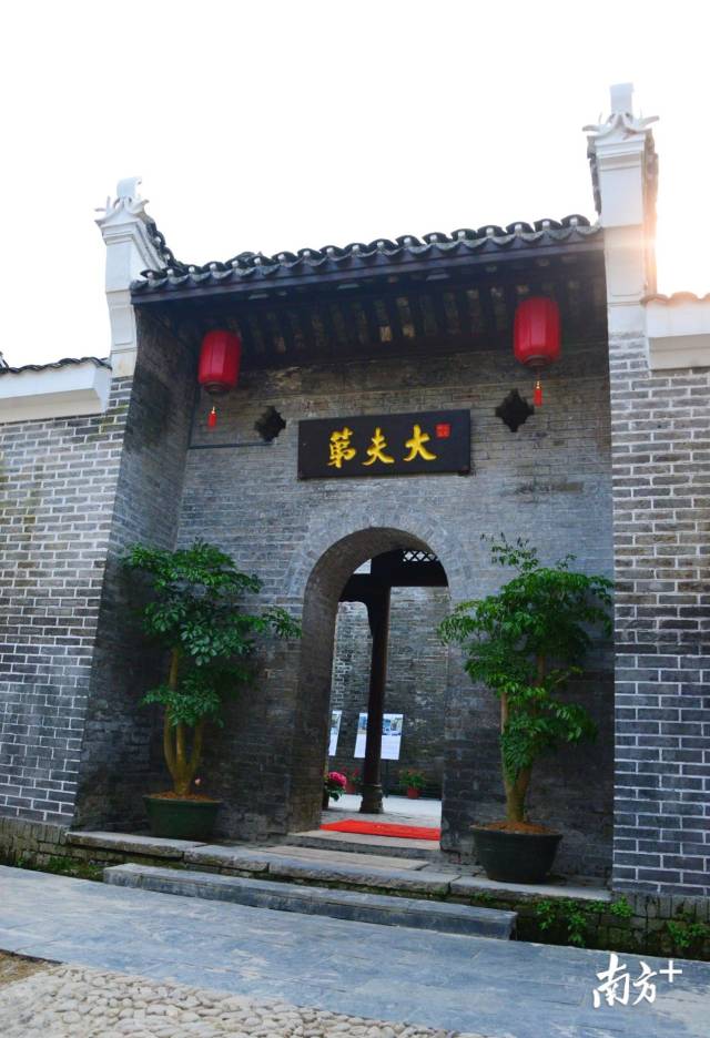 青磚藍(lán)瓦、重檐飛翹的“大夫第”民宿。黃津 攝