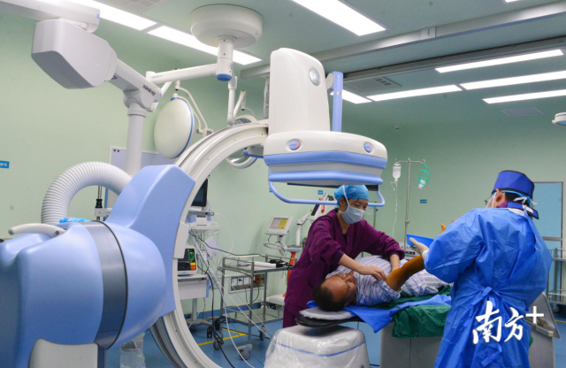 連州形成“基層檢查、基層收費、上級診斷”就醫(yī)新格局，有效解決群眾“看病難、看病貴、看病遠(yuǎn)”難題。黃津 攝