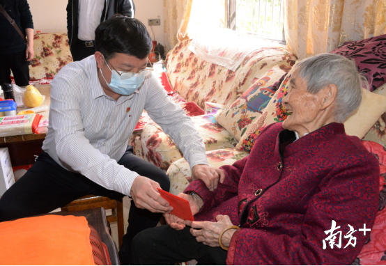 在黃廣珍家，唐慶衛(wèi)對老人噓寒問暖，送上慰問金，向老人拜個早年。黃津 攝