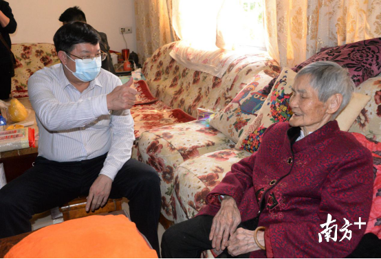在百歲老人黃廣珍家，連州市長唐慶衛(wèi)豎起大拇指點贊老人。黃津 攝