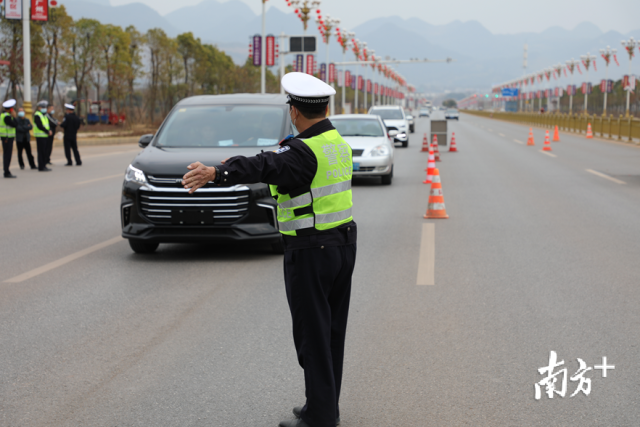 每天高峰期有近300名警力在主要交通路口站崗。