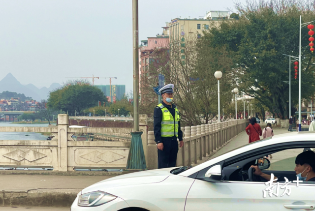 上午7點(diǎn)30分，連州市公安民警吳常超就來(lái)到了南門橋頭，開始了一天的交通路口站崗工作。