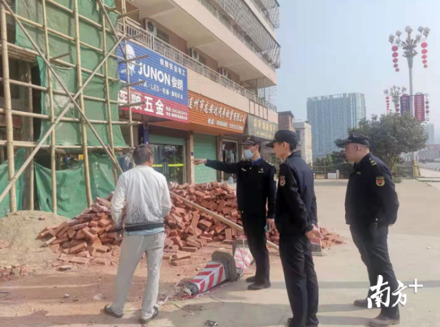 落實(shí)“門前三包”制度。