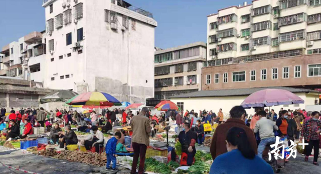 設(shè)置臨時(shí)擺賣點(diǎn)便民利民。