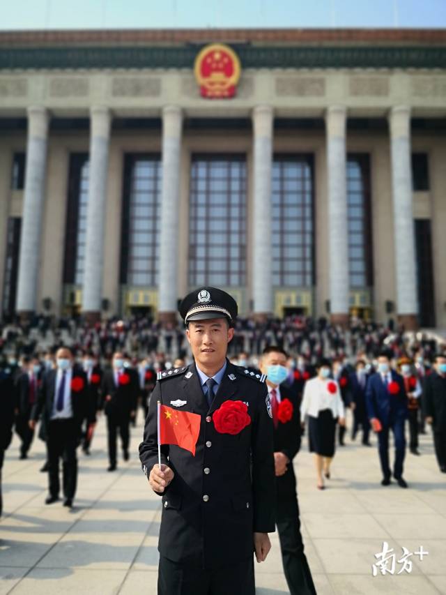 連州市瑤安鄉(xiāng)大營村駐村第一書記兼扶貧工作隊(duì)隊(duì)長、清遠(yuǎn)市公安局交警支隊(duì)高速七大隊(duì)教導(dǎo)員黃智勇獲授“全國脫貧攻堅(jiān)先進(jìn)個(gè)人”稱號。圖片由受訪者提供