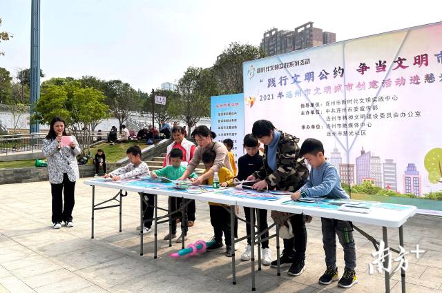 孩子們參與文明拼圖趣味游戲。段燦 攝