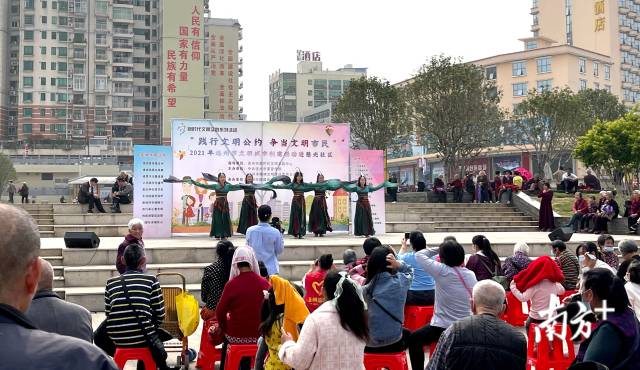 3月14日，連州開展“踐行文明公約，爭當文明市民”主題2021年連州市文明城市創(chuàng)建活動走進社區(qū)活動。段燦 攝