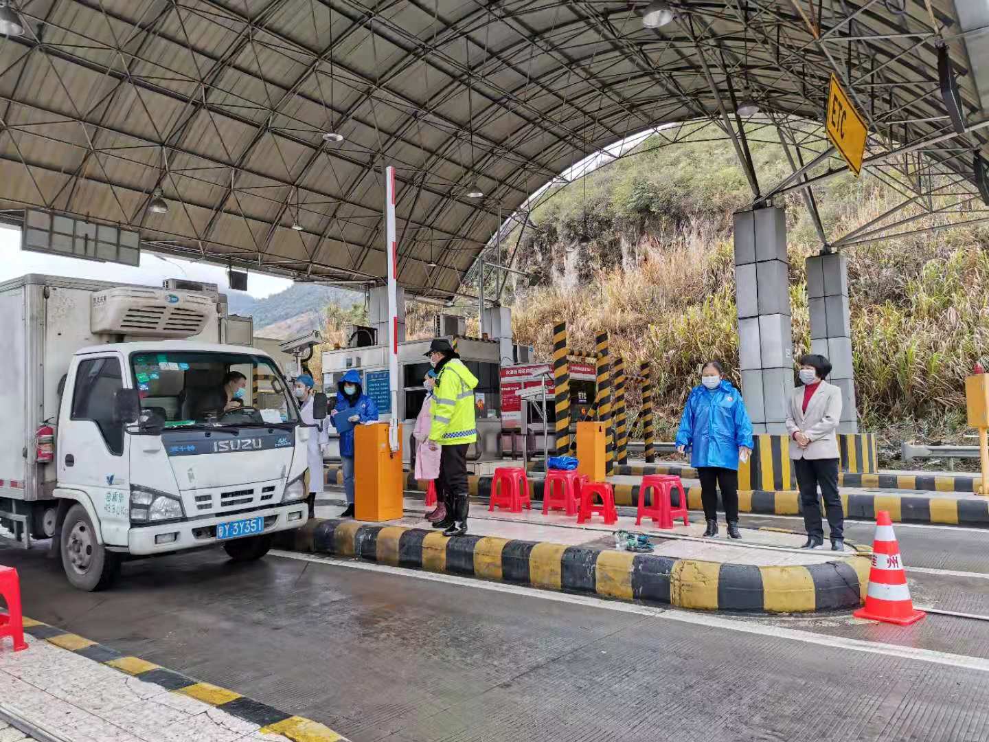 水足塘檢查站：值守人員對(duì)過(guò)往車輛、人員進(jìn)行排查