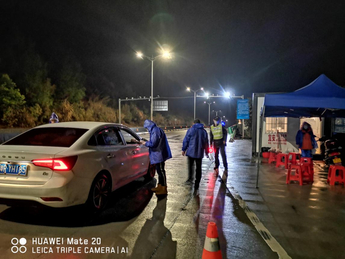 值守人員對(duì)過(guò)往車輛、人員進(jìn)行排查