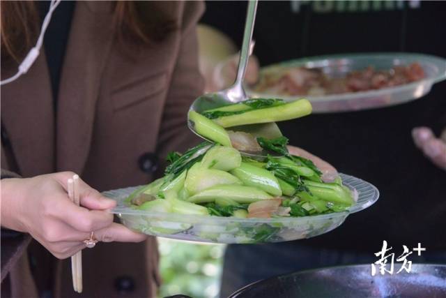 連州菜心炒臘肉。張曉欣 攝