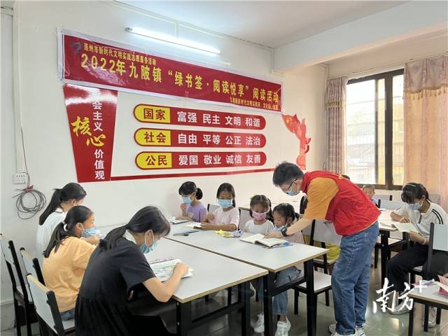 共讀一本好書。