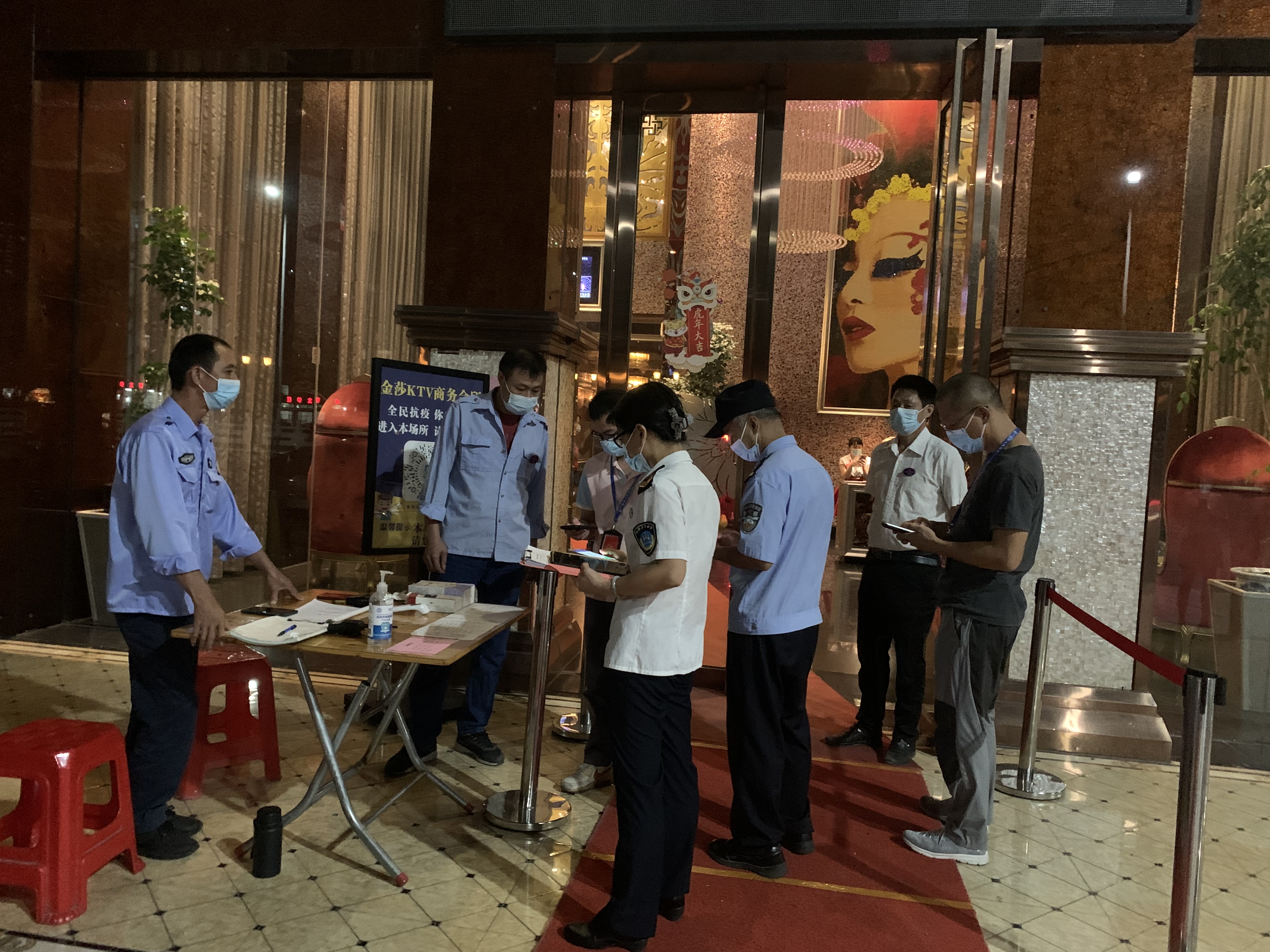 連州市衛(wèi)生監(jiān)督所聯(lián)合市公安局、市文化廣電旅游體育局執(zhí)法人員對金莎KTV商務(wù)會所進行督查.jpg