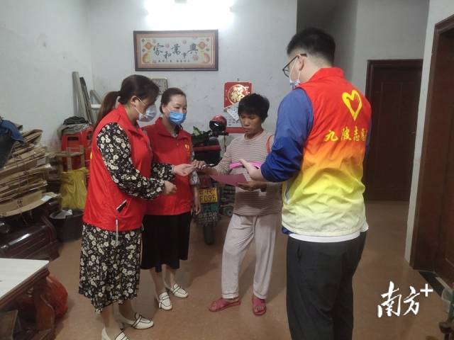 進(jìn)村入戶開展森林防滅火宣傳。