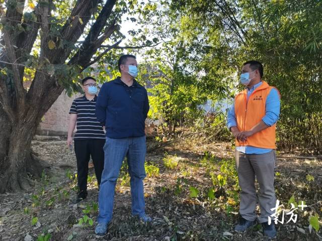綦鴻偉到雙塘村實(shí)地督查森林防火工作。