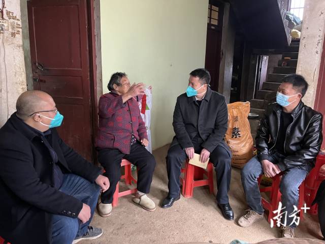 慰問老黨員。