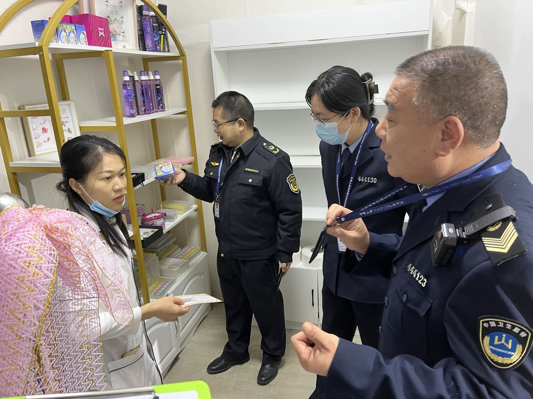 連州市衛(wèi)生健康局聯(lián)合市公安、市場(chǎng)監(jiān)督管理等部門開展打擊非法醫(yī)療美容專項(xiàng)檢查.jpg