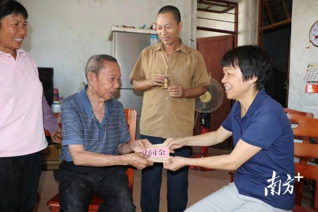 走訪慰問(wèn)老黨員張臺(tái)。