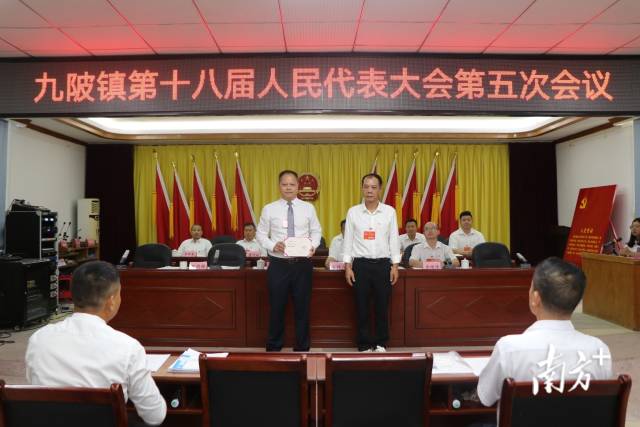 黃成志（右）向鄭劍鋒（左）頒發(fā)證書。