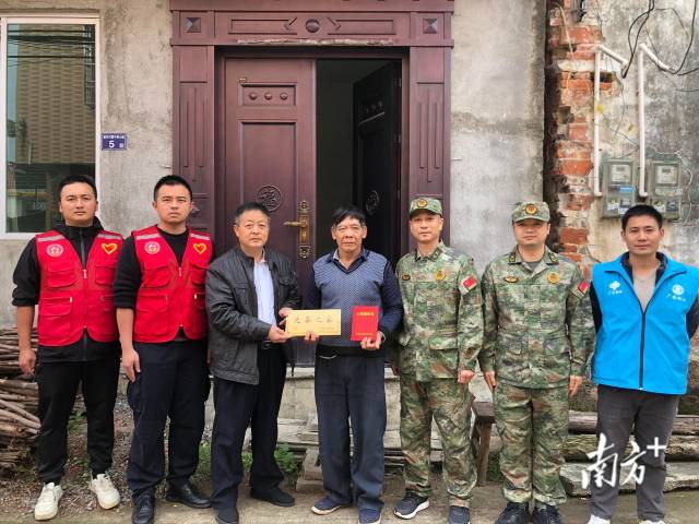 連州九陂鎮(zhèn)把現(xiàn)役軍人父母贍養(yǎng)政策送到新兵家中。