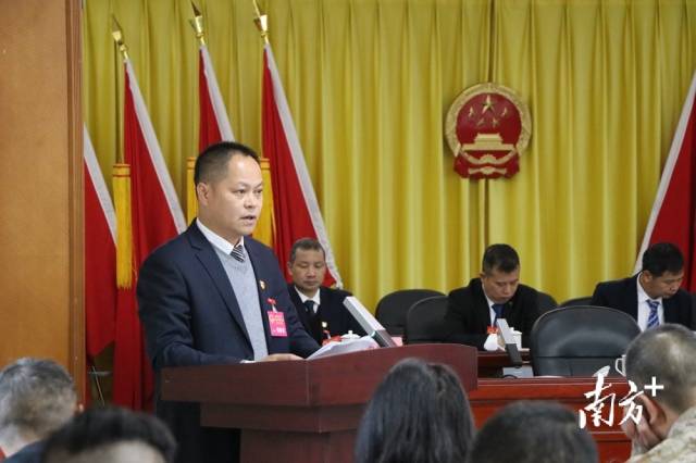 鄭劍鋒向大會作九陂鎮(zhèn)人民政府工作報告。