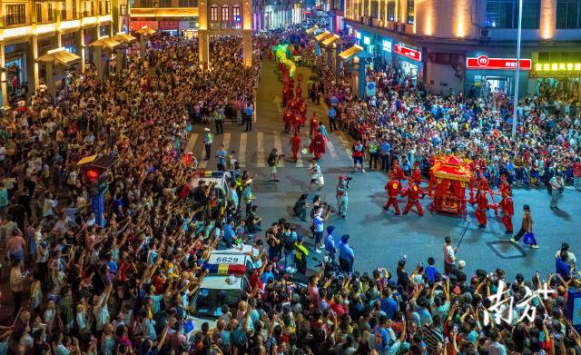 2024年，連州全市接待游客量、旅游收入比2022年分別激增126.47%、177.54%。圖為連州旅游文化季萬人空巷。丘貴星 攝