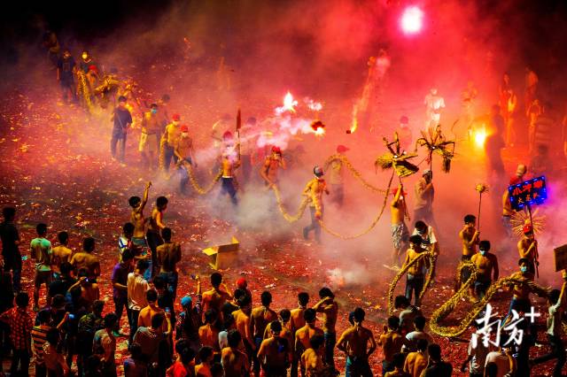 星子舞火龍。潘賢強 攝