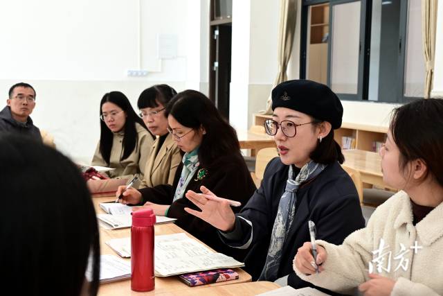 中山大學(xué)生命科學(xué)學(xué)院碩士、廣州第六中學(xué)生物高級教師劉華正在點評高一年級生物課教學(xué)展示。黃瀅 攝