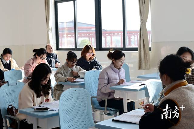 高二語文評課研討現(xiàn)場。黃瀅 攝