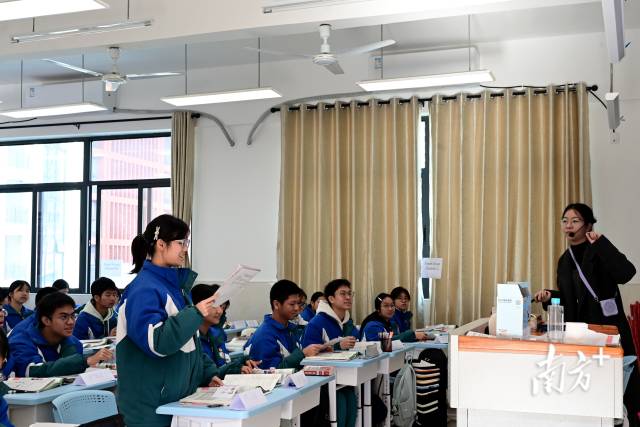 教學(xué)展示上，同學(xué)積極回答授課老師問題。黃瀅 攝