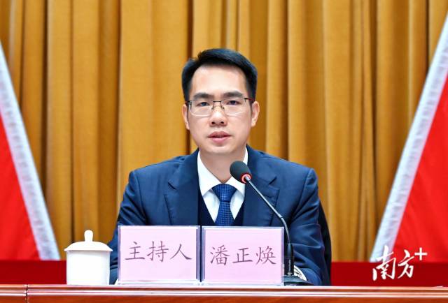 連州市委書(shū)記潘正煥代表市委常委會(huì)作報(bào)告。黃瀅 攝