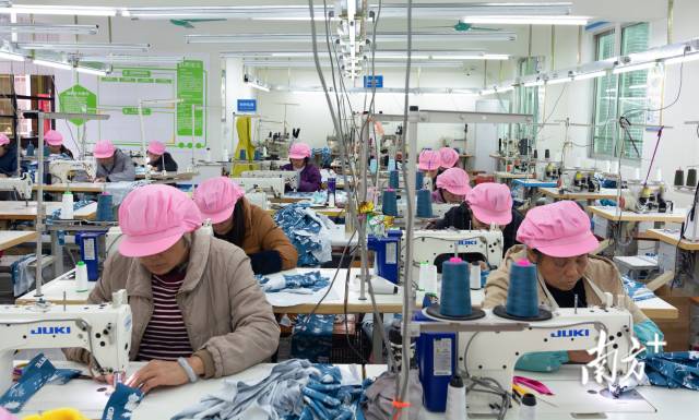 安尼歐服飾項目讓村民實現(xiàn)家門口就業(yè)。