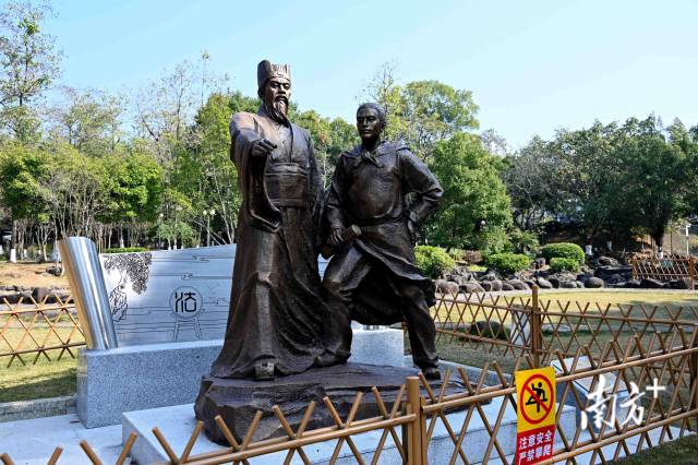 《區(qū)澤拒賞》雕像傳遞“公生明、廉生威”的廉潔理念。黃瀅 攝