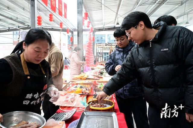 現(xiàn)場可免費品嘗臘味。黃瀅 攝