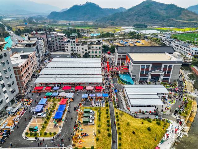 東陂綜合市場投入運營。