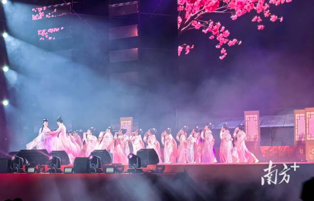 “騏驥迎春?星耀連州”2026連州市迎春晚會(huì)現(xiàn)場(chǎng)。黃津 攝