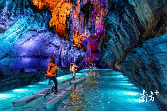 游客腳踏水上自行車穿越地下河。