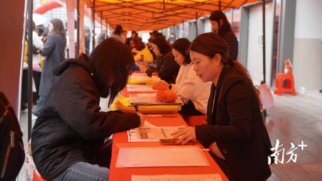 求職者填表遞交資料。