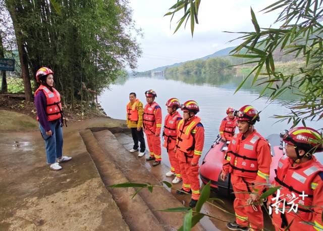 開展防汛應(yīng)急拉練。