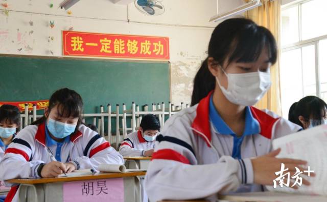 4月27日，連州第一批返校的初三、高三學(xué)生已經(jīng)返校。記者黃津 攝